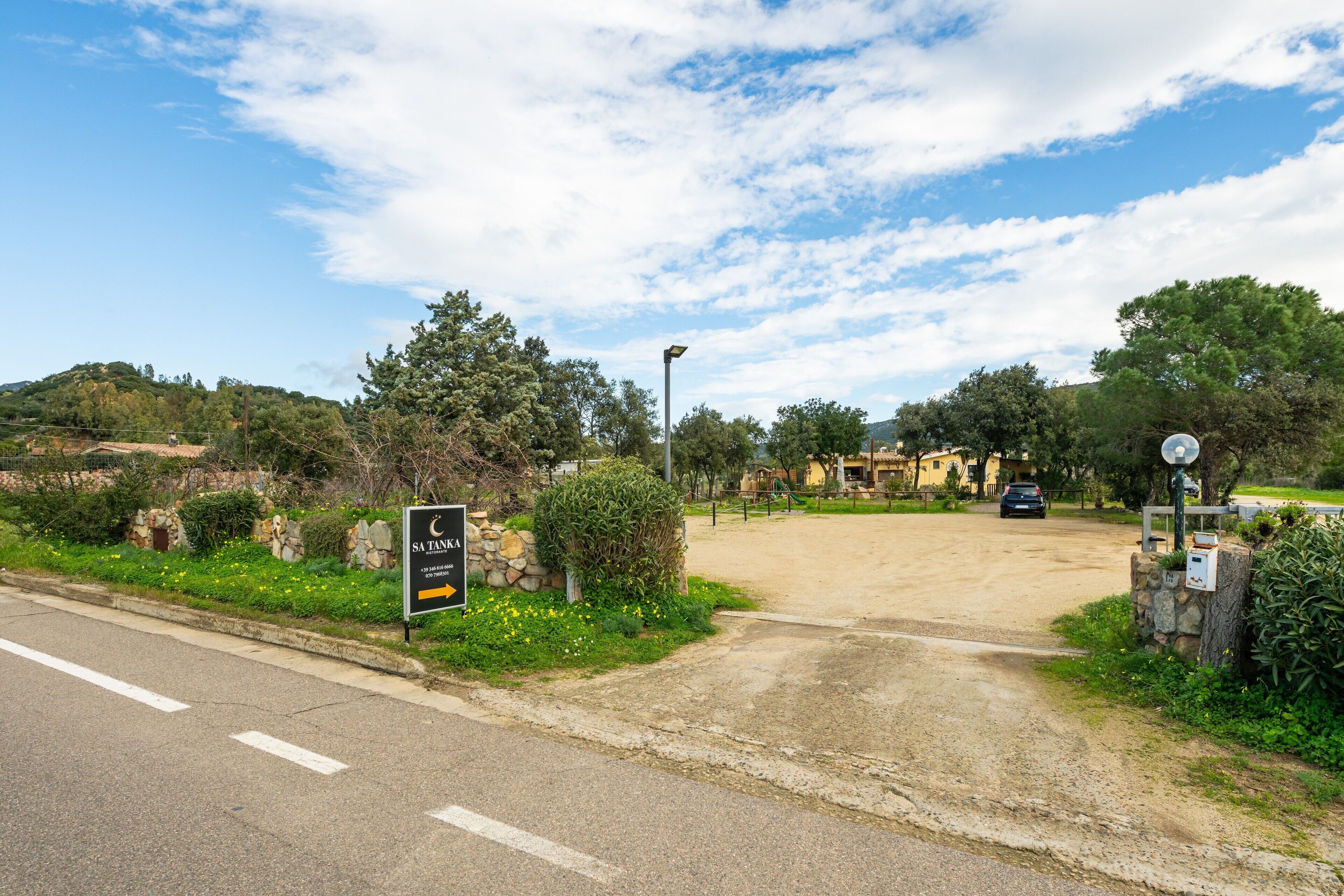 Camino que lleva a una zona vallada con un letrero que indica propiedad privada.