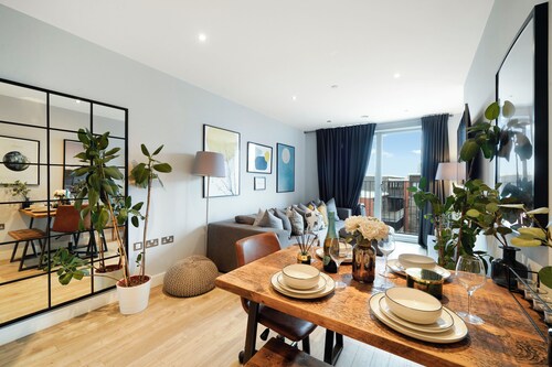 Stylish 1-Bed Apt with Balcony & Canal Views