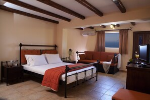 3 habitaciones, tabla de planchar con plancha, wifi y ropa de cama 