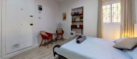 Iron/ironing board, bed sheets