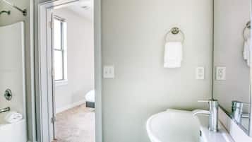 Deluxe Apartment | Bathroom