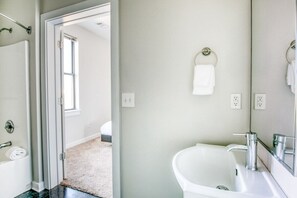 ดีลักซ์อพาร์ทเมนท์ | ห้องน้ำ | ของใช้ในห้องน้ำฟรี, ไดร์เป่าผม, ผ้าเช็ดตัว