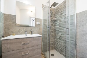 Dusche, Haartrockner, Handtücher