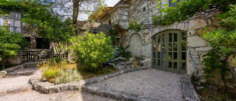 Enceinte de lâhĂ©bergement