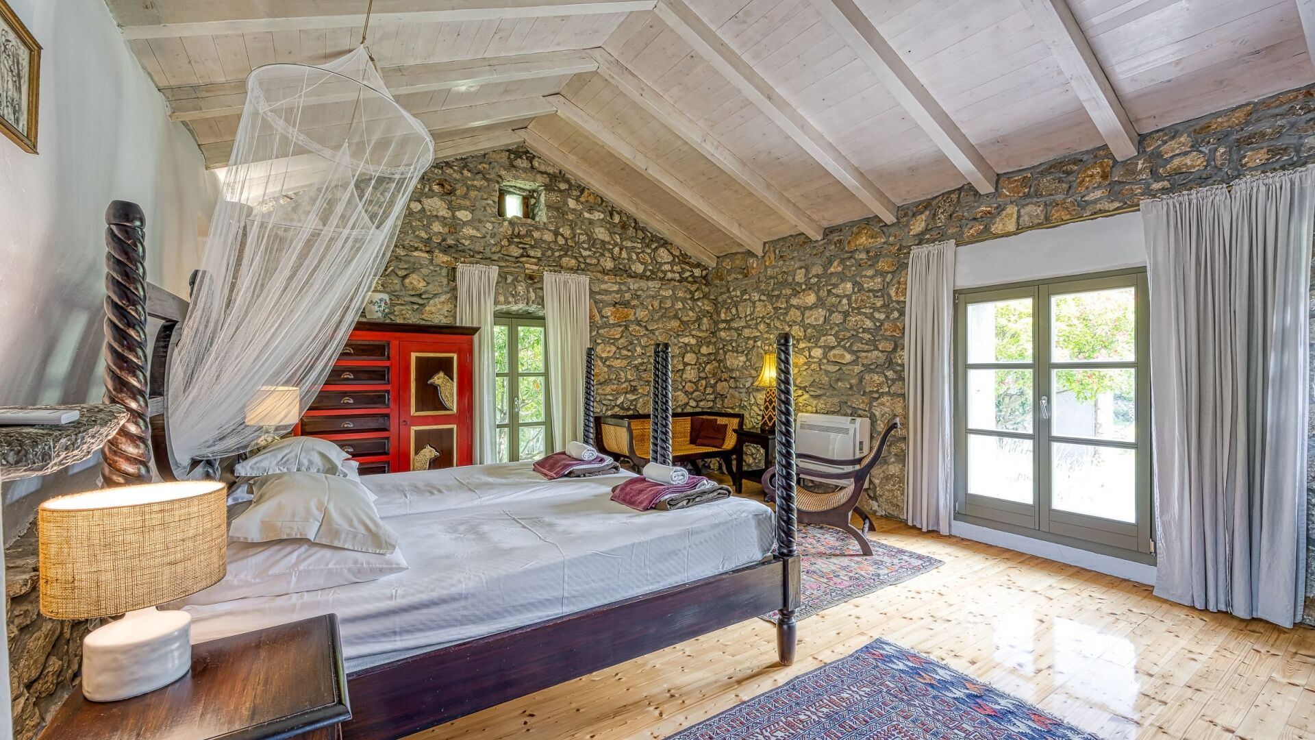 Fer et planche à repasser, Wi-Fi gratuit, draps fournis