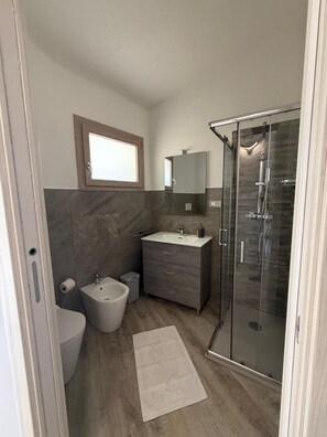 Shower, hair dryer, towels - Mia Rooms: Double Room with Private Patio (Villasimius)