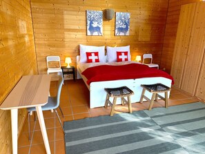 4 bedrooms, desk, travel cot, WiFi