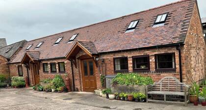 Cottage in Nuneaton - Sleeps 2 - Parking - Garden