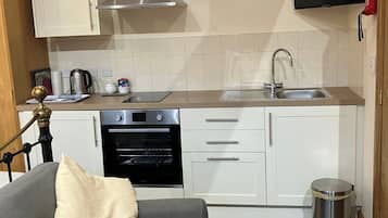 Fridge, oven, stovetop, electric kettle