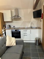 Refrigerador, horno, placa de cocina, tetera/pava eléctrica