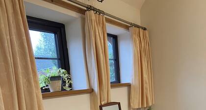 Cottage in Nuneaton - Sleeps 2 - Parking - Garden