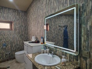 Shower, free toiletries, hair dryer, slippers - NarInn Guesthouse (İsmayıllı)