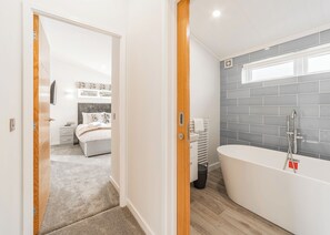 Bathroom - Spacious, luxury two-bedroom lodge, perfect for couples or families. (Presteigne)