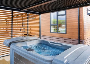 Outdoor spa tub - Spacious, luxury two-bedroom lodge, perfect for couples or families. (Presteigne)