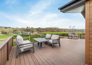 Outdoor dining - Spacious, luxury two-bedroom lodge, perfect for couples or families. (Presteigne)