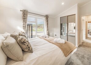 Room - Spacious, luxury two-bedroom lodge, perfect for couples or families. (Presteigne)