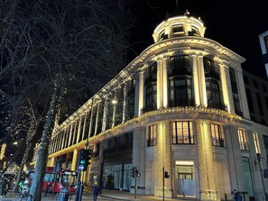 A historic building with classical architecture, featuring columns and a dome. - 5 Beds Flat, 2-baths Central London Hyde Park F26a (London)