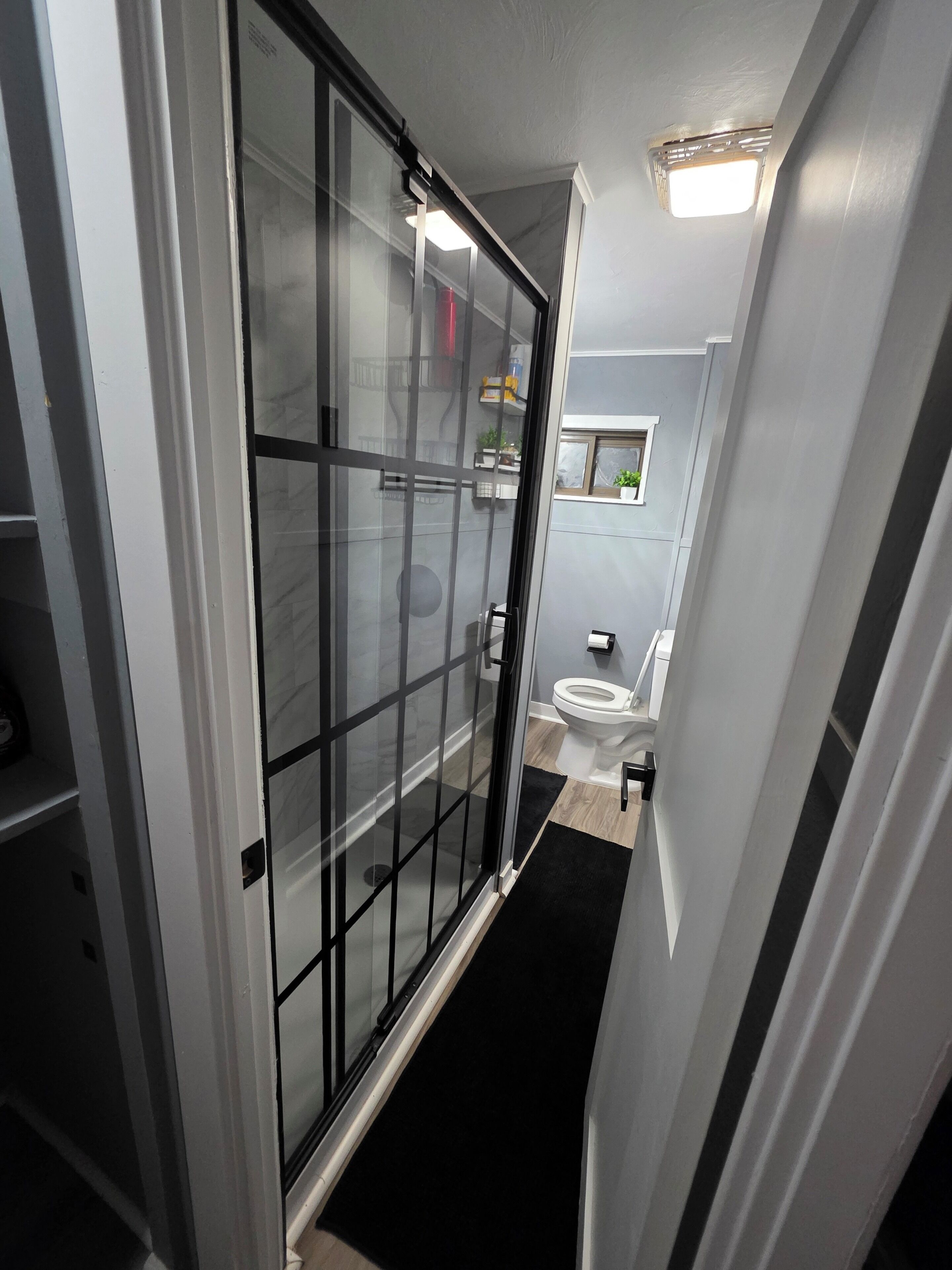 Douche, serviettes fournies, savon, papier toilette