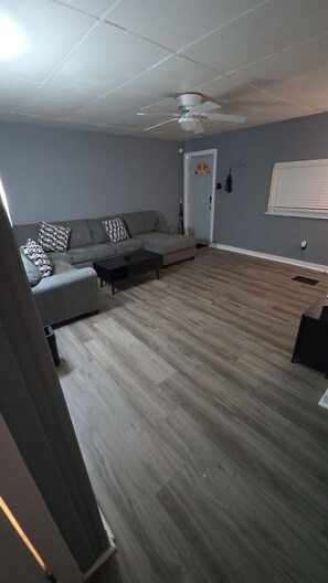 Living area - Pittsburgh’s Newest Jacuzzi & Fire Pit Urban Lodge (Pittsburgh)