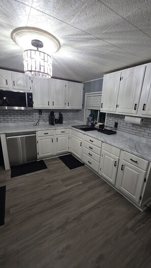 Private kitchen - Pittsburgh’s Newest Jacuzzi & Fire Pit Urban Lodge (Pittsburgh)