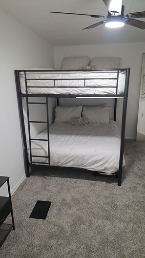 3 bedrooms, WiFi, bed sheets - Pittsburgh’s Newest Jacuzzi & Fire Pit Urban Lodge (Pittsburgh)