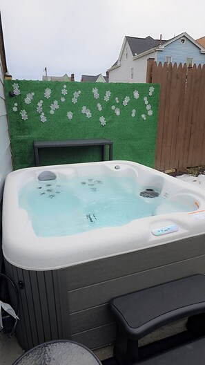 Outdoor spa tub - Pittsburgh’s Newest Jacuzzi & Fire Pit Urban Lodge (Pittsburgh)