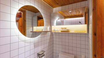 Traditional Villa, Balcony, City View | Bathroom | Shower, free toiletries, hair dryer, towels