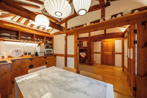 Japán stílusú villa, erkély, kilátással a városra | Étkezési lehetőség