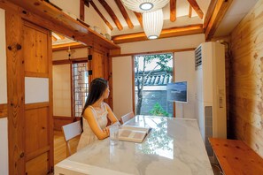 Villa i japansk stil, balkong, byutsikt | Spiseområde