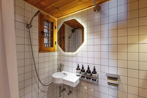 Traditional Villa, Balcony, City View | Bathroom | Shower, free toiletries, hair dryer, towels - Bukchondami (Seoul)