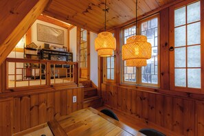 Villa in Japanse stijl, balkon, uitzicht op de stad | Dineren