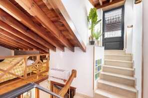 Espacio para trabajar con laptop y wifi gratis 