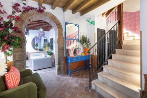 Interior - Pink Sparrow (Granada)