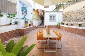 Outdoor dining - Pink Sparrow (Granada)