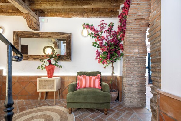 Interior - Pink Sparrow (Granada)