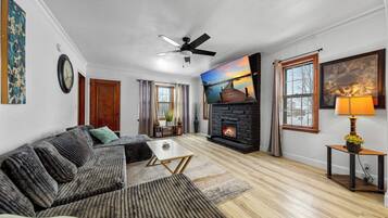 Smart TV, fireplace, books, stereo