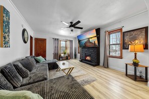 Smart-TV, Kamin, Bücher, Stereoanlage