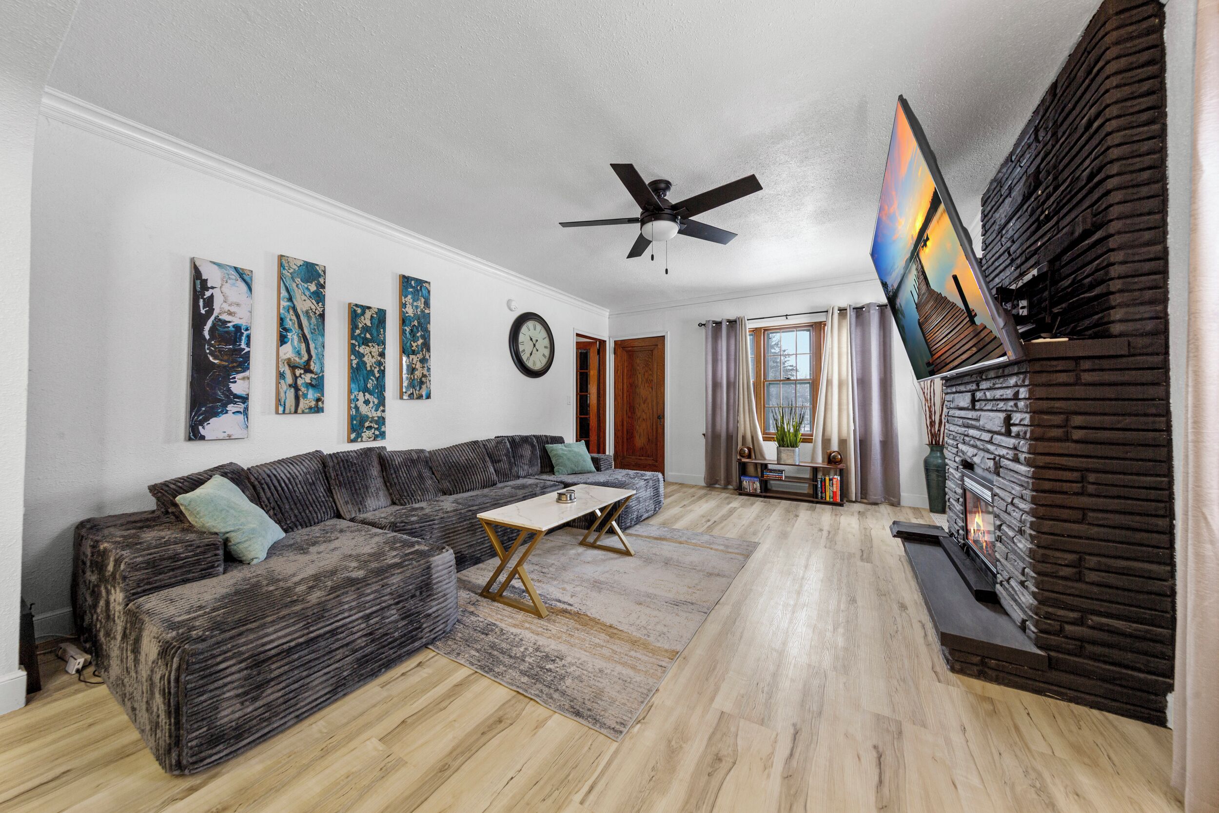 Smart TV, lareira, livros, aparelho de som