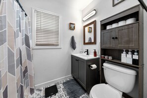 Regadera, toallas, jabón, papel de baño 