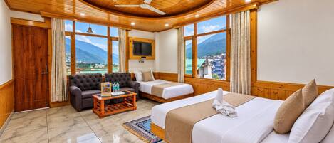 Une chambre d’hôtel avec un lit, un canapé et une télévision.