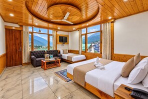 Habitación de hotel con cama, sofá y televisor.