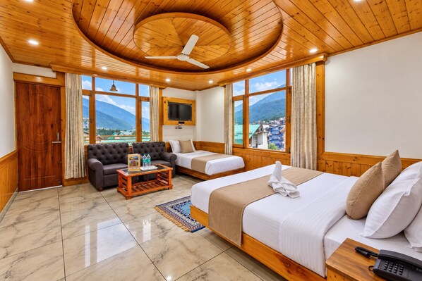 A hotel room with a bed, sofa, and a TV. - Hotel Sunlight Manali (Manali)