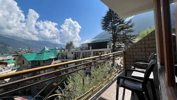 Habitación triple superior | Jardines del alojamiento