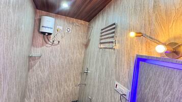 Douche, serviettes fournies, savon