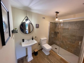 Hiustenkuivaaja, pyyhkeet, saippua, vessapaperi