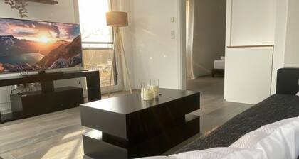 Homely second Floor Apt. - Balkon und Parken - APOLONIAliving