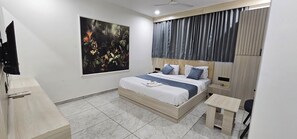 Habitació doble Deluxe, vistes a la ciutat | Espai de treball apte per a portàtils i planxa i posts de planxar 