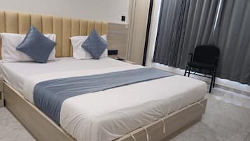 Quarto casal luxo, vista para a cidade | Espaço de trabalho para notebook, ferros/tábuas de passar roupa