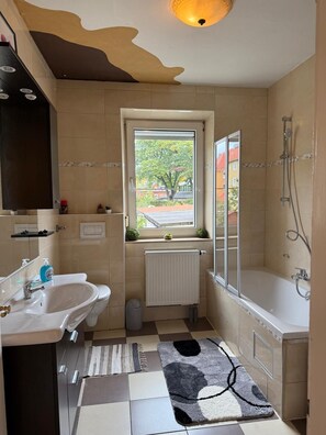 タオル、石鹸、トイレットペーパー