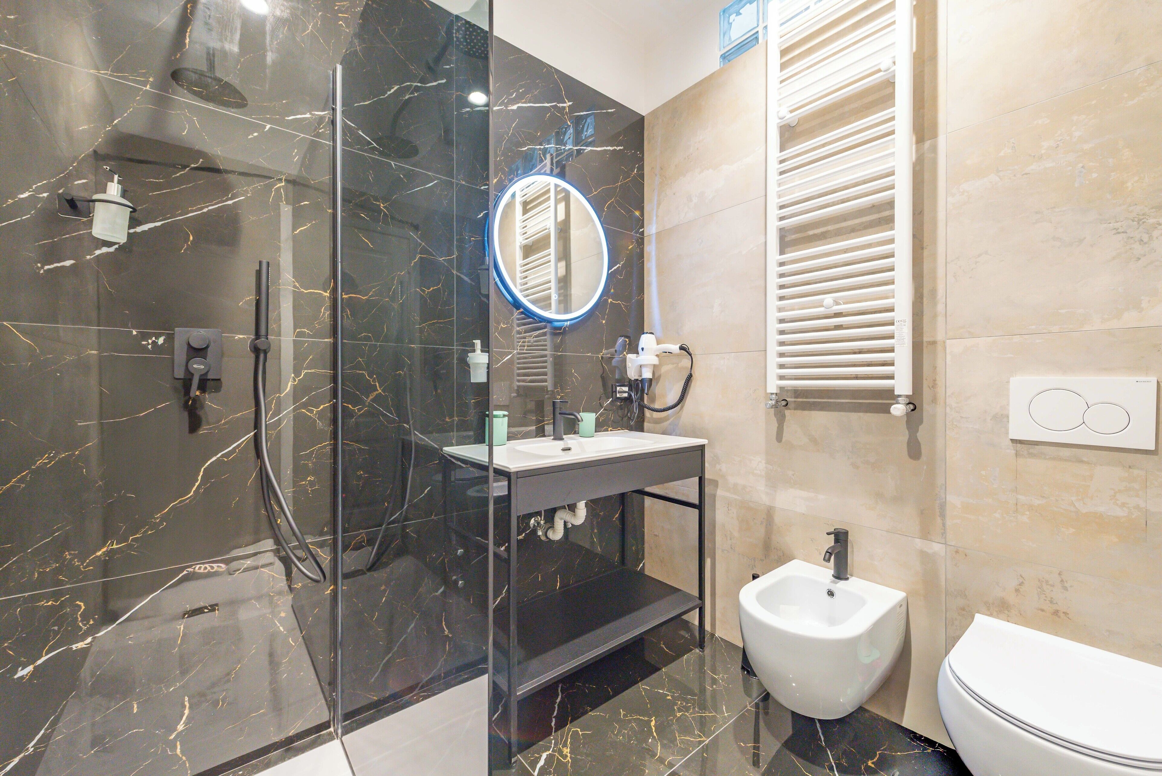 Camera con 2 letti singoli, 2 letti singoli (1 Bedroom) | Bagno | Doccia, bidet, asciugamani